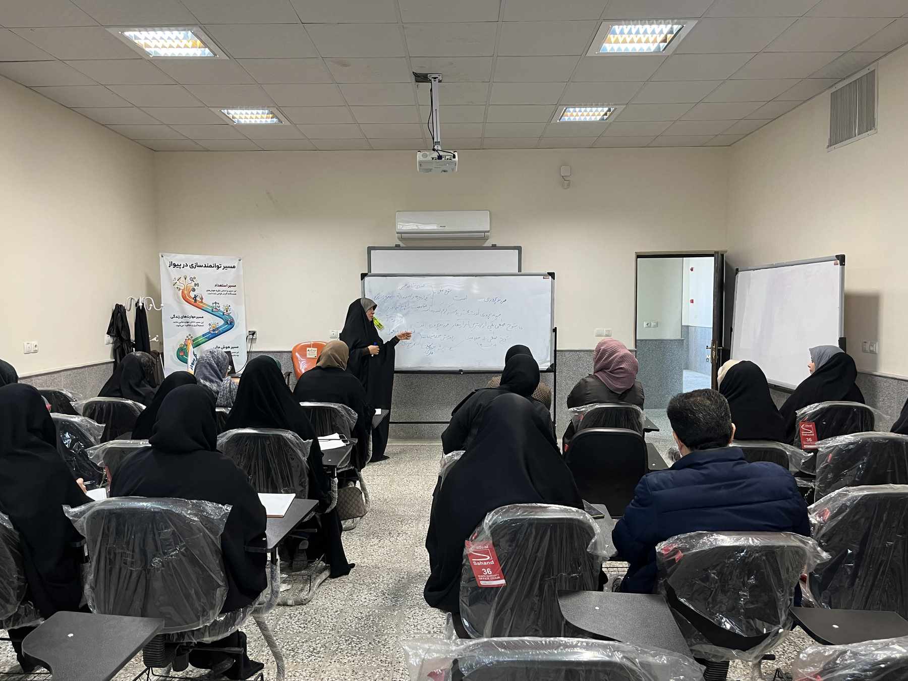 گامی به سوی خودشناسی در سلسله کارگاه‌های «والد آگاه» پیواز